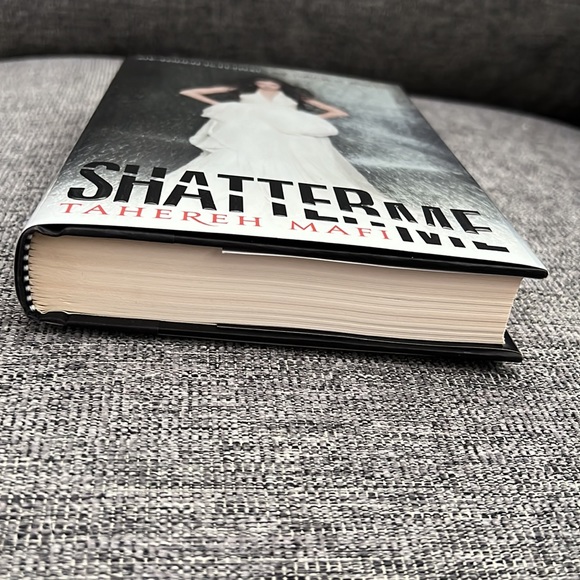 Shatter Me by Tahereh Mafi (First Edition SIGNED) - Picture 3 of 8